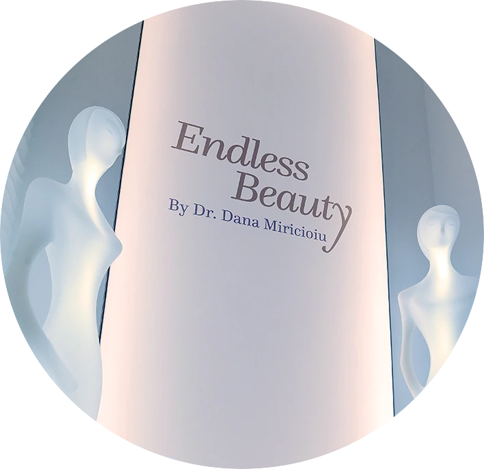 Intrarea unei clinici primitoare și frumos luminate