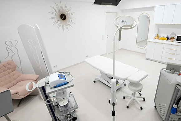 Intrarea unei clinici primitoare și frumos luminate