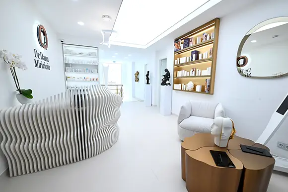 Intrarea unei clinici primitoare și frumos luminate