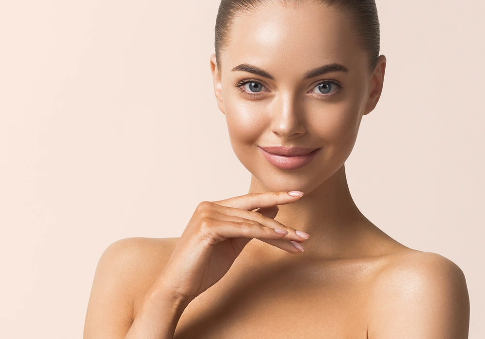 O femeie privește spre aparat